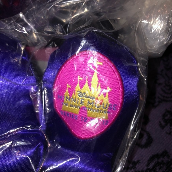 Minnie Mouse: The Main Attraction Plush – Nighttime Fireworks & Castle F… - Picture 6 of 6